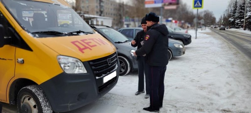 Балахнинские дорожные полицейские проверили техническое состояние школьных автобусов